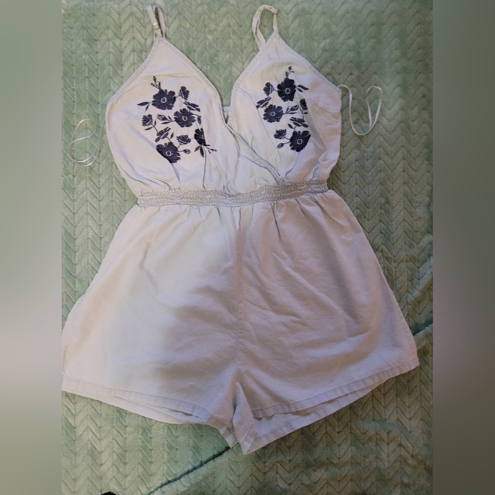 Love tree romper women's size large light blue denim an blue flowers